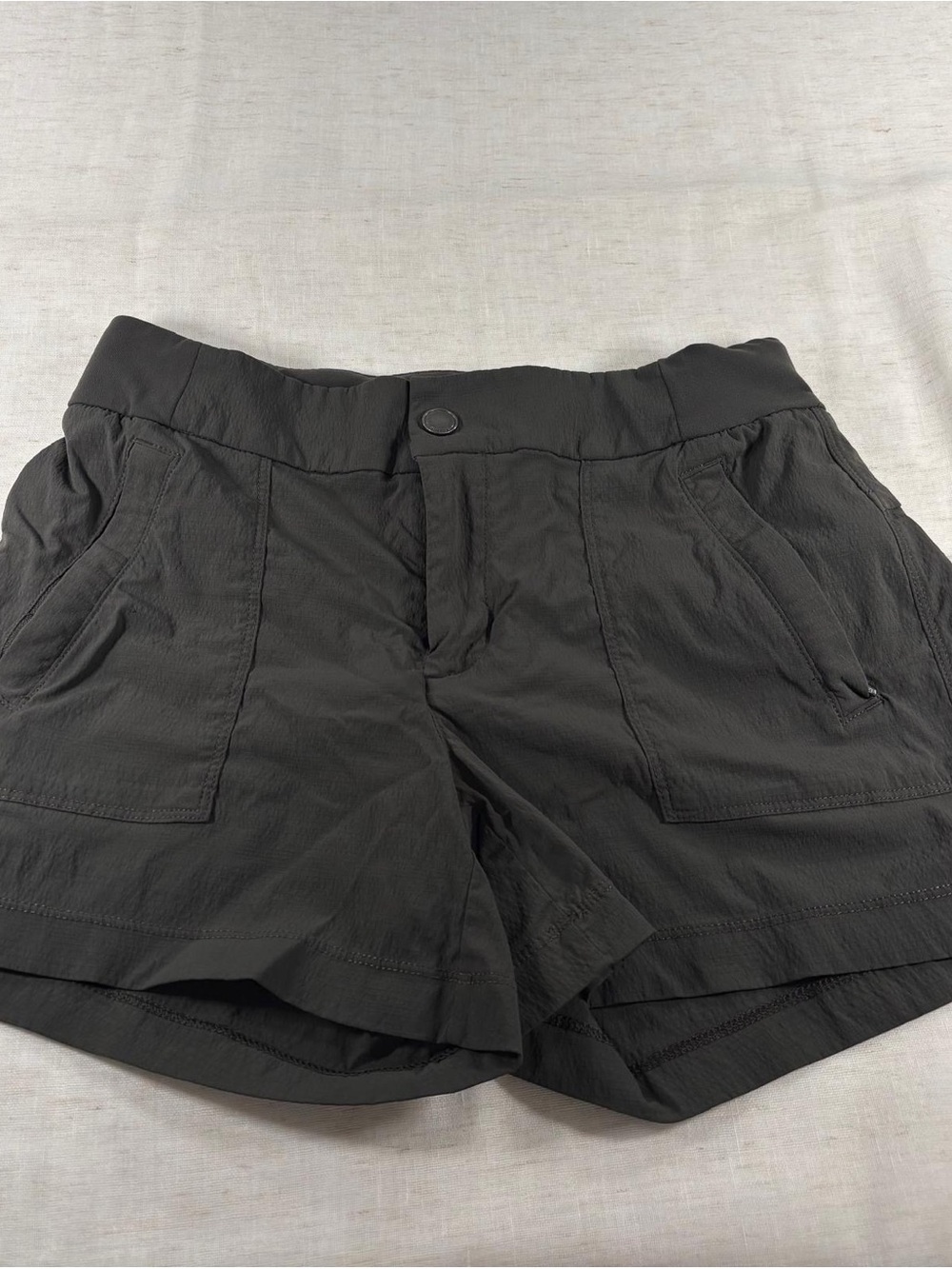 Athleta Trekkie Women’s Gray Ripstop Utility Shorts Mid Rise Size 2